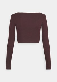 Długi rękaw crop top w głębokim odcieniu burgundu, wykonany z prążkowanej tkaniny, z prostym dekoltem i dopasowanym krojem.