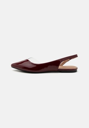 Bordowe lakierowane płaskie buty typu slingback z okrągłym noskiem, przezroczystą, w kształcie litery V wstawką na cholewce i niską czarną podeszwą.