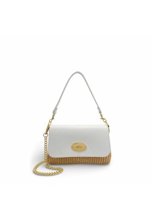 Sac à main en cuir blanc et paille tissée avec poignée courte, fermoir tournant doré et bandoulière chaîne dorée sur fond blanc.
