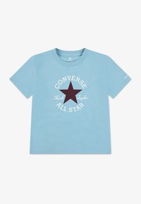 Svijetloplava pamučna majica kratkih rukava s grafikom tamnocrvene zvijezde i tekstom "Converse Chuck Taylor All Star" u bijeloj boji oko nje. Klasični kroj s okruglim izrezom.