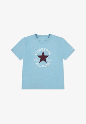 T-shirt in cotone azzurro chiaro con grafica di una stella borgogna e testo bianco "Converse Chuck Taylor All Star" intorno. Design classico con scollo rotondo.