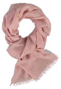 Bufanda de color rosa claro hecha de un tejido suave, con bordes con flecos y un diseño suelto que presenta una pequeña etiqueta cosida en un lado.