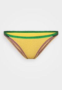 Gul bikini underdel med grønn kant, med lilla og sikksakk mønstre; teksturert stoff med en svak glans, designet for komfort.