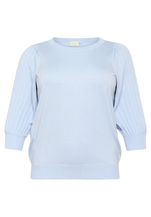Lichtblauwe gebreide trui met een ronde halslijn, voorzien van pofmouwen met ribbeldetails en een rechte zoom. Zachte textuur overal.