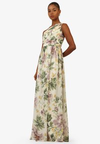 Blomstermønstret maxikjole med asymmetrisk halsudskæring, cremet stof med grønne, lilla og gule blomster, samt en tætsiddende talje.