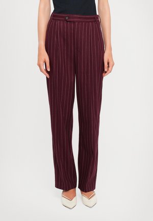 Pantalons rayés bordeaux avec une coupe ajustée, dotés d'une fermeture à bouton, de jambes droites et d'une texture de tissu lisse.