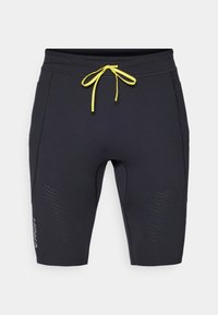 Schwarze Sportshorts mit körpernahem Design. Mit gelbem Kordelzug, perforierten Akzenten an den Seiten und HOKA-Logo in der Nähe des Saums.