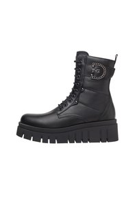 Bottines en cuir noir avec une semelle épaisse, fermeture à lacets et un accent en chaîne sur le côté pour plus de détails.