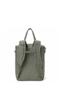 Zaino in tessuto verde tenue con spallacci regolabili, maniglia superiore e un singolo scomparto con zip. Presenta un design minimalista.