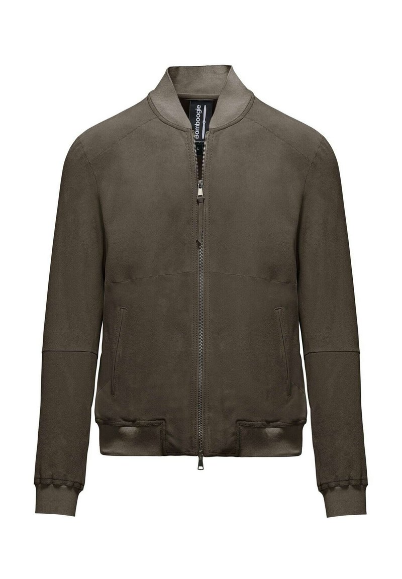 Giacca bomber in suede marrone con colletto, polsini e fondo a coste. Presenta una zip frontale e tasche laterali. Texture liscia e design minimalista.