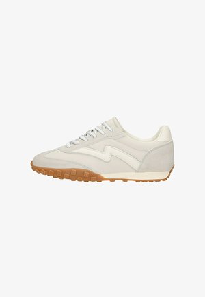 Nízký bílý teniska se světle šedými semišovými detaily, bílými tkaničkami a texturovanou gumovou podrážkou, zobrazena z vnější strany.