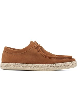 Zapatos de ante marrón con punta redonda, diseño de cordones y suela de cuerda de yute. Presentan una textura suave y detalles de costura simples.