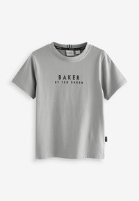 Pelēks kokvilnas T-krekls ar īsām piedurknēm un apaļu kakla izgriezumu, ar melnu drukātu logotipu "BAKER BY TED BAKER" uz priekšpuses.
