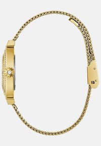 Zlatni ručni sat s pravokutnim kućištem, složenom narukvicom od lančanih karika i sunčanim naglaskom s prozirnim kamenčićem na krunici.