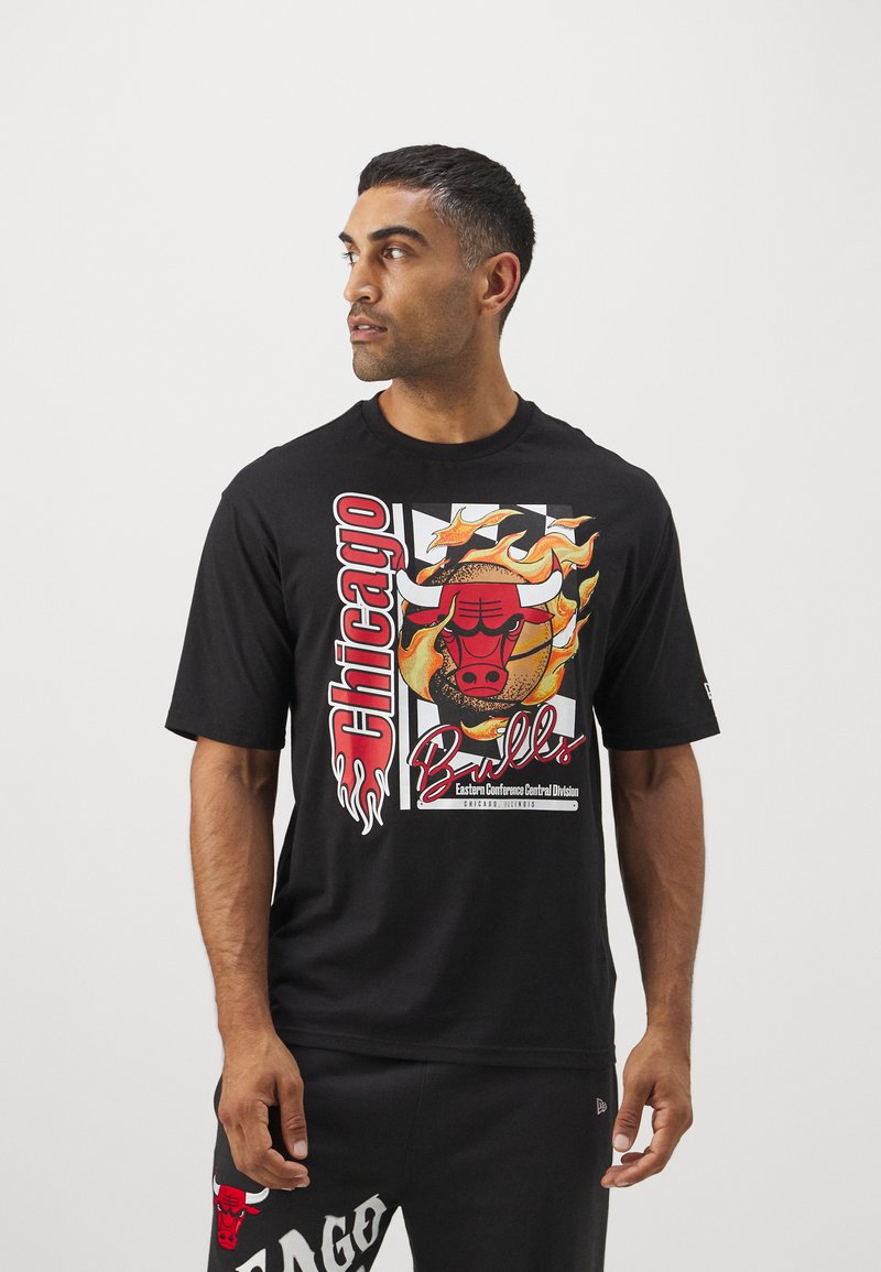 Schwarzes T-Shirt mit einem großen Grafikmotiv eines roten Bullenkopfes mit Flammen, dem Text "Chicago" und einem Basketball-Design. Kurze Ärmel, Rundhalsausschnitt.