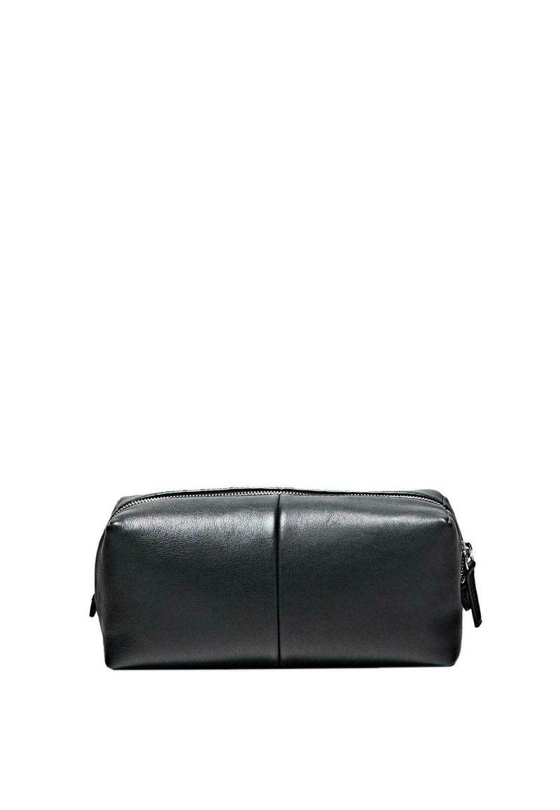 Černá obdélníková toaletní taška z kůže s horním zipem, zobrazena na bílém pozadí.