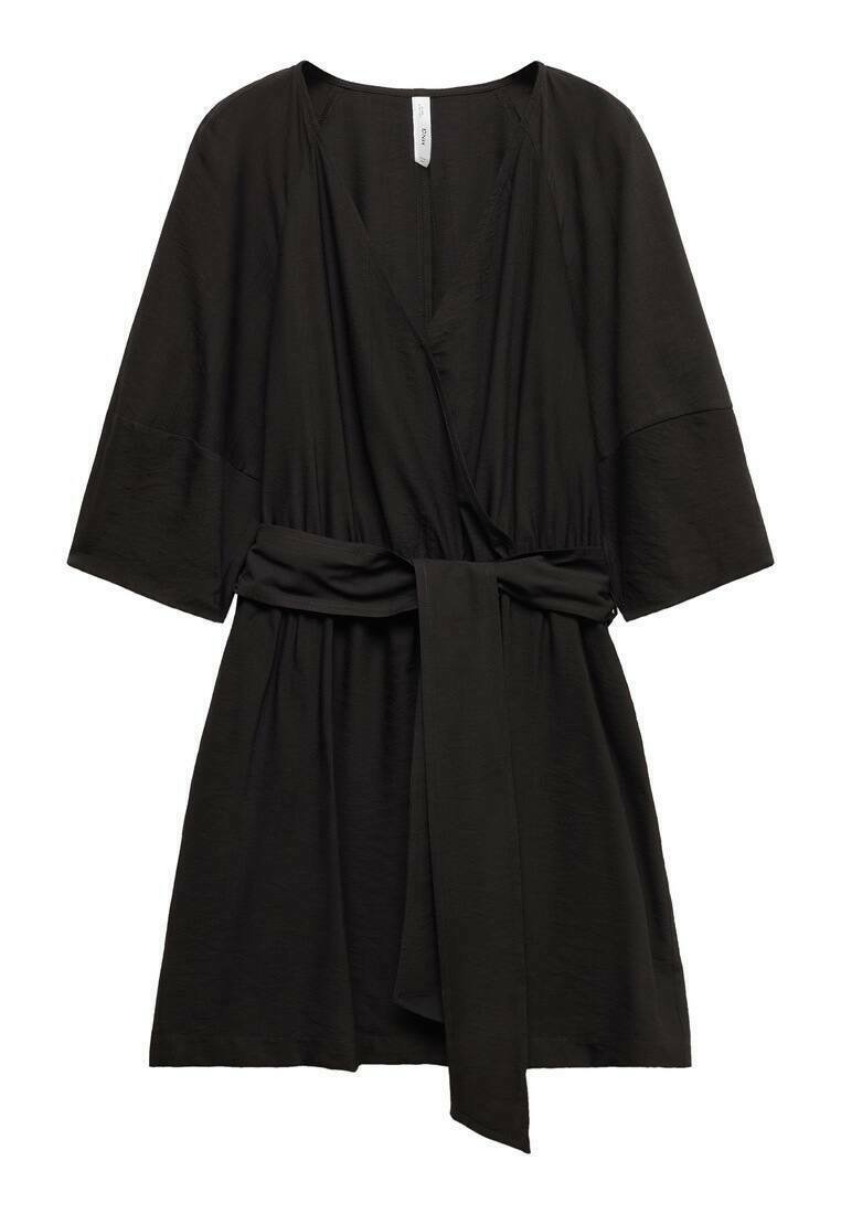 Robe noire à manches courtes, avec une ceinture nouée à la taille et un décolleté en V profond. Fabriquée à partir d'un tissu léger et lisse sans motifs.