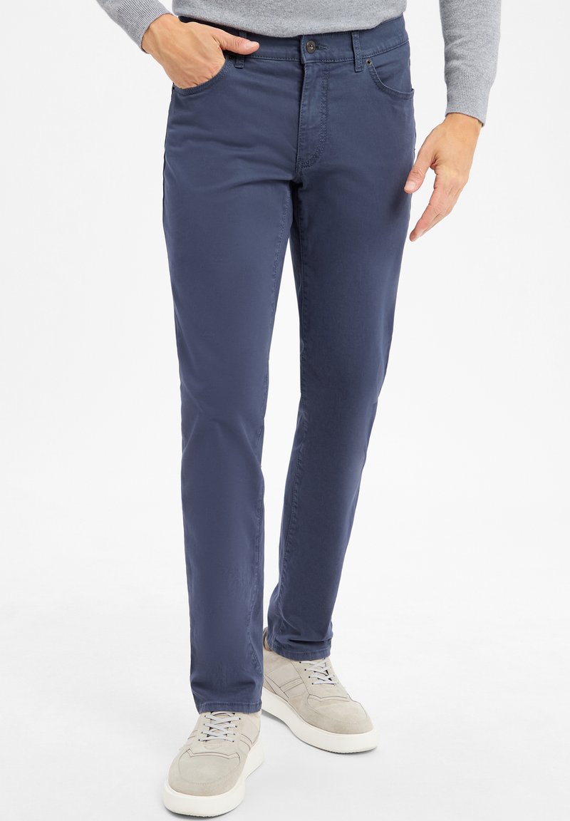 Pantalons en mélange de coton bleu marine avec une coupe droite, dotés de poches avant, d'une fermeture à bouton et de détails de couture subtils.