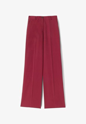 Wysokowodne spodnie o prostych nogawkach w ciemnoróżowym kolorze, z przednimi zagnieceniami, bocznymi kieszeniami, szlufkami na pasek oraz pojedynczym ciemnym guzikiem z przodu.