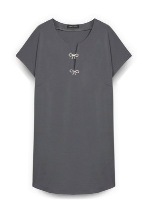 Vestido corto de manga corta en gris oscuro con un escote redondo que presenta dos pequeños lazos blancos en el centro delantero.