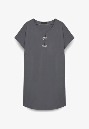 Rochie cu mânecă scurtă de culoare gri închis, cu decolteu rotund, decorată cu două fundițe albe mici pe centru în față.