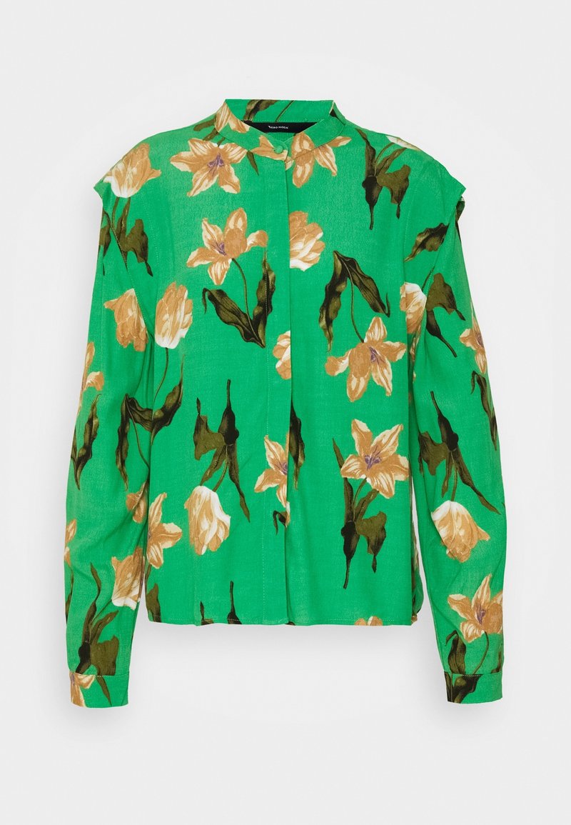 Blouse florale verte avec des fleurs jaunes et brunes, un devant boutonné et un col mandarin avec des coutures d'épaule prononcées.