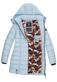 Gaiši zils pūkains mētelis ar apgriezto rāvējslēdzēju, ribota apkakle un kamuflāžas odere rozā, brūnā un zaļā krāsā. Iespējama kapuce.