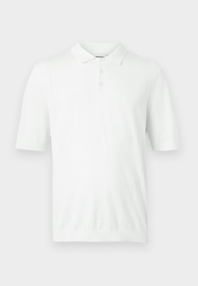 Άσπρο πόλο με κοντά μανίκια, γιακά, τρία κουμπιά και διακριτικό υφασμάτινο σχέδιο με ανάγλυφη πλέξη στα μπροστινά πάνελ.