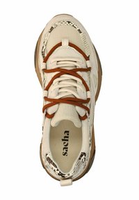 Witte en bruine sneaker met een gestructureerd slangenleerpatroon, meshstof en een paarse veters. Heeft een gevoerde zool en een gelabelde inlegzool.