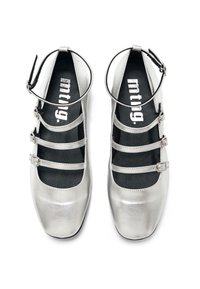 Scarpe in pelle patent argentata con punta rotonda, dotate di tre cinturini regolabili e di un cinturino alla caviglia con fibbia. Soletta nera.