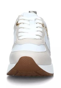 Sneaker bianca con accenti beige, suola in gomma texturizzata, lacci bianchi e occhielli dorati. Materiali in sintetico e pelle liscia in tutto.