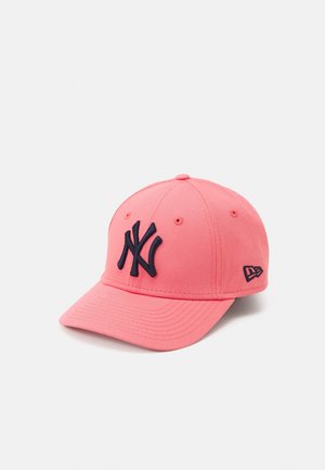 Casquette de baseball rose avec logo "NY" brodé en noir à l'avant et petit logo de marque noir sur le côté, présentée sur fond blanc.