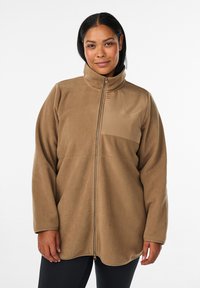 Braune Fleecejacke mit hohem Kragen und durchgehendem Reißverschluss. Sie verfügt über eine glatte, hellbraune Brustpartie und einen lockeren Schnitt mit seitlichen Eingrifftaschen.