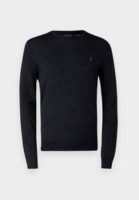 Tmavě šedý svetr s dlouhým rukávem a kulatým výstřihem, s jemně vyšitým logem na levé hrudi a žebrovanými manžetami a lemem.