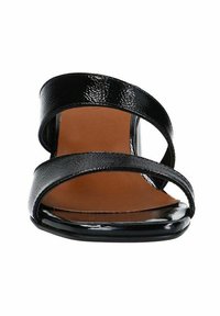 Sandales à talons noirs avec deux larges brides brillantes et une semelle intérieure lisse en marron. La semelle est plate et rectangulaire, offrant un design minimaliste.