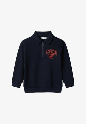 Sötétkék pulóver hosszú ujjakkal, bordázott textúrával, félcipzárral és piros "LOBSTER OCEAN SPIRIT" grafikával a mellkasán.