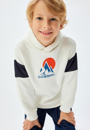 Felpa bianca con maniche navy, caratterizzata da una grafica montana e la scritta "DOWNHILL" in blu. Tessuto liscio con polsini a costine, vestibilità casual.