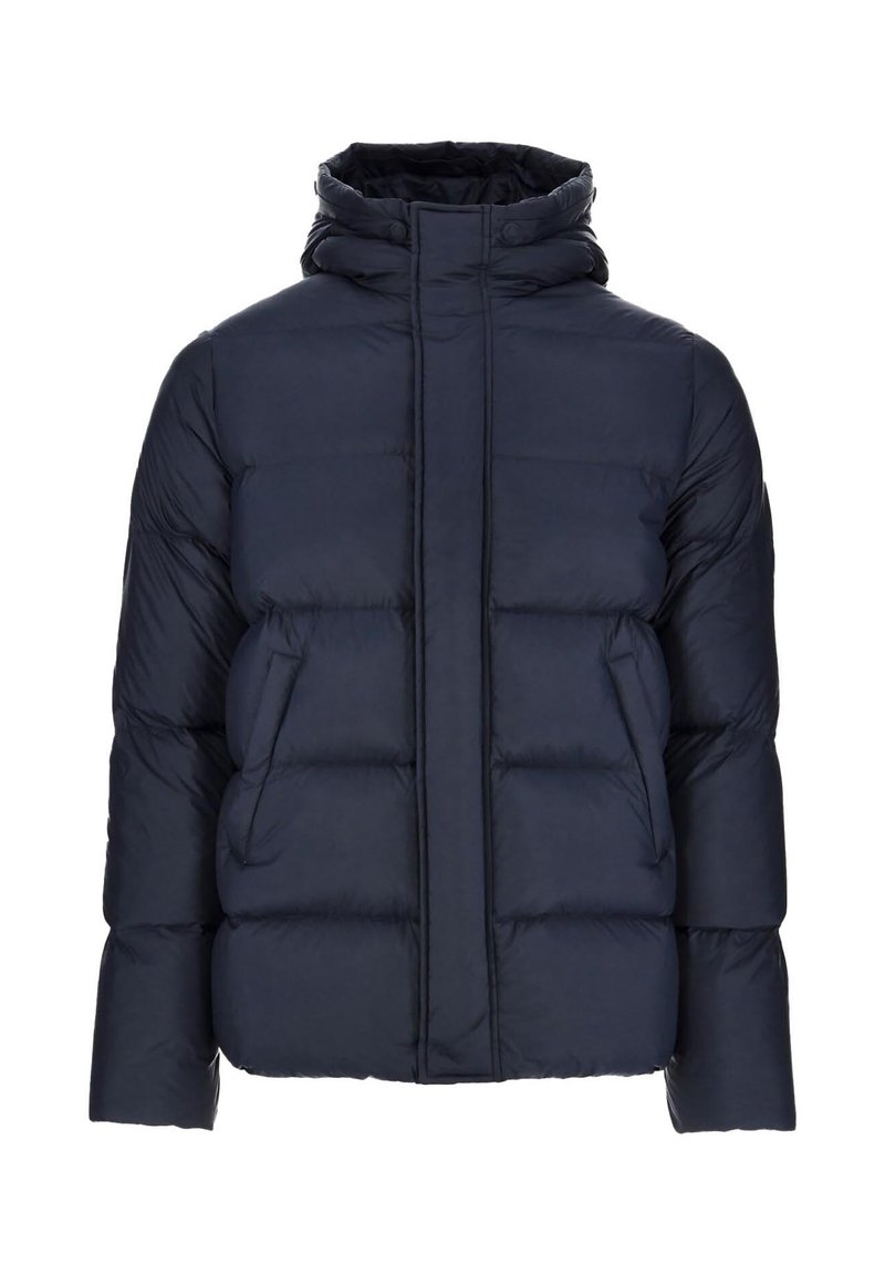 Chaqueta de invierno acolchada de color azul marino, con cuello alto, cremallera frontal oculta por una solapa y bolsillos laterales.