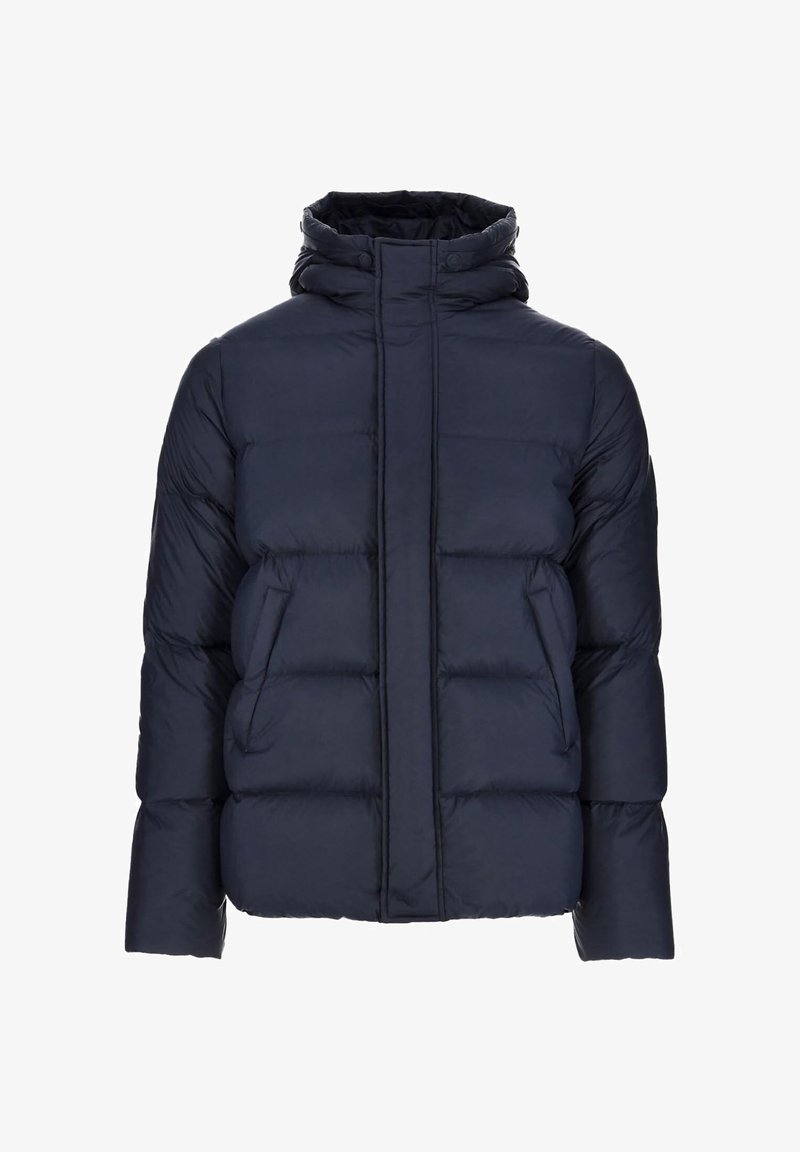 Chaqueta de invierno acolchada de color azul marino, con cuello alto, cremallera frontal oculta por una solapa y bolsillos laterales.