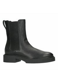 Zwarte leren enkelboots met elastische zijpanelen, ronde neus en stevige zwarte rubberen zool. Geplooid materiaal en minimalistisch ontwerp.