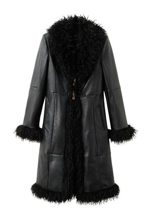 Abrigo de piel negro que presenta un suave collar y puños de piel negra, un diseño recto y cierres de toggles de madera. Incluye dos bolsillos laterales.