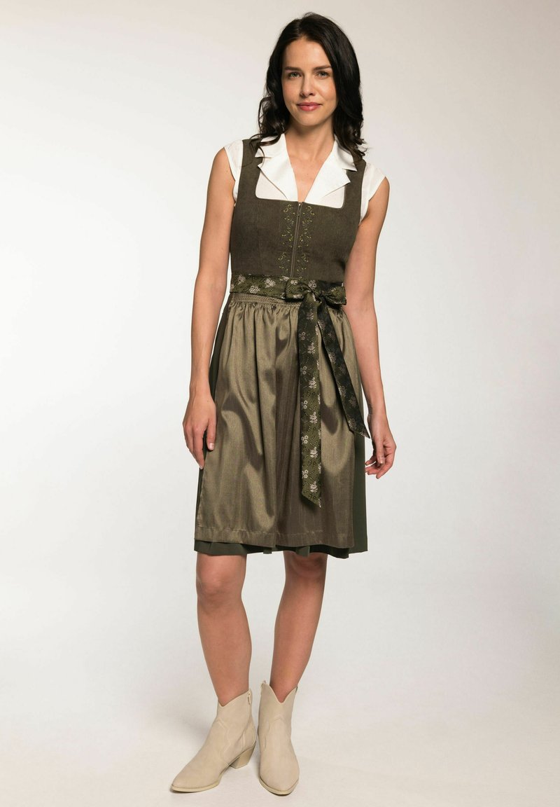 Dirndl-jurk met een nauwsluitend lijfje van donkergroene stof met bloemenborduurwerk, een uitlopende satijnen rok en een bijpassende decoratieve strik.