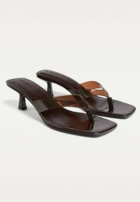 Stradivarius Sandaler m/ tåsplit - brown