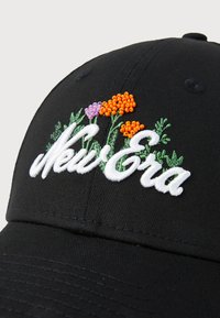Μαύρο καπέλο με λευκή κεντημένη ένδειξη "New Era" και πολύχρωμα λουλουδάτα σχέδια σε πορτοκαλί, μωβ και πράσινο. Στερεό ύφασμα με κυρτό γείσο.