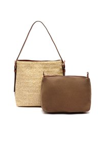 Två handväskor; den större är vävd av halm med ett fiskbensmönster och har ett rem av brunt läder, medan den mindre är en brun tygpåse med blixtlås.