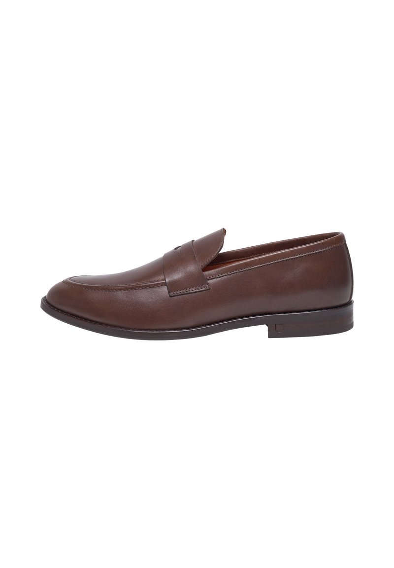 Braune Lederloafers mit glatter Textur, runder Spitze und genähten Details. Der Schuh verfügt über einen schmalen flachen Absatz und ein klassisches Schlupfdesign.