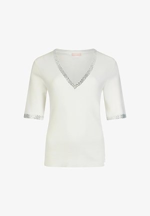 T-shirt blanc à manches courtes avec un décolleté en V profond, orné de garnitures argentées le long de l'encolure et des ourlets des manches. Matière douce et lisse.