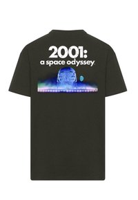 Svart bomull T-skjorte med teksten "2001: en romodyssé" over et grafik av en astronauthjelm mot en fargerik galaksebakgrunn.