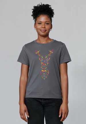 Grijze katoenen t-shirt met een kleurrijk bloemenpatroon in de vorm van takken op de voorkant, met korte mouwen en een ronde halslijn.