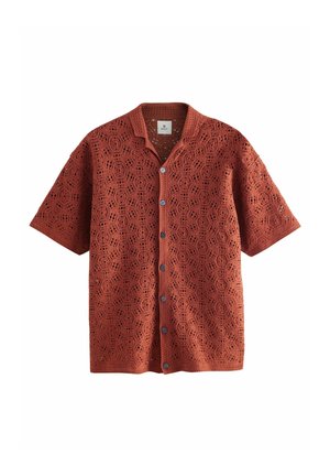 Rustfarvet kortærmet hæklecardigan med geometrisk blondermønster og lukkes foran med knapper, krave og synligt mærke indeni.